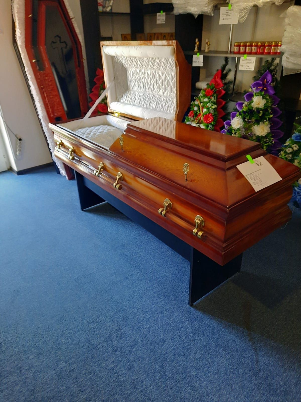 Servicii funerare de lux și transport funerar de lux - Călărași - Sicriu Boston, capac capitonat dublu cu balamale.